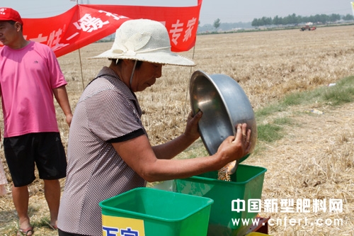 2、種植戶往種肥同播機(jī)上沃夫特緩控釋肥.jpg